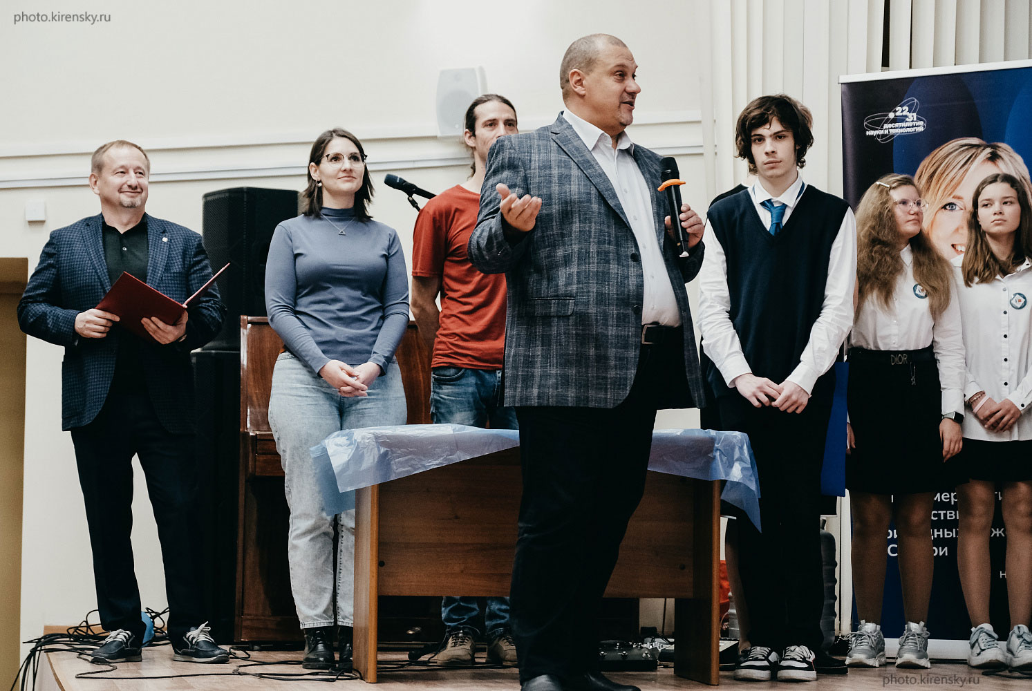  Линейка посвящения школьников восьмых классов  в молодые ученые