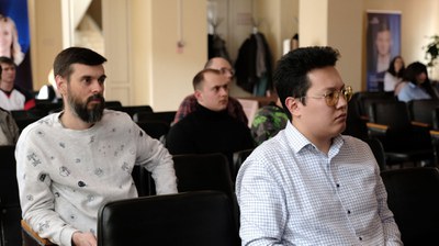 В конференц-зале Института физики